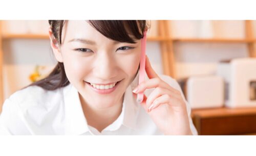 電話で予約対応をする女性スタッフのイメージ｜北浦和西口カイロプラクティックの予約案内
