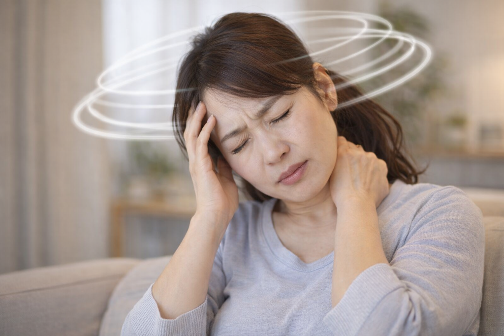 肩こりと首の緊張でふわふわ・ぐるぐるするめまいに悩む女性のイメージ｜肩こりから起こるめまいの原因と整体での改善法【北浦和西口カイロプラクティック】